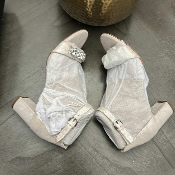 Naturalizer Vera Dress Sandal in Silver - Picture 8 of 12